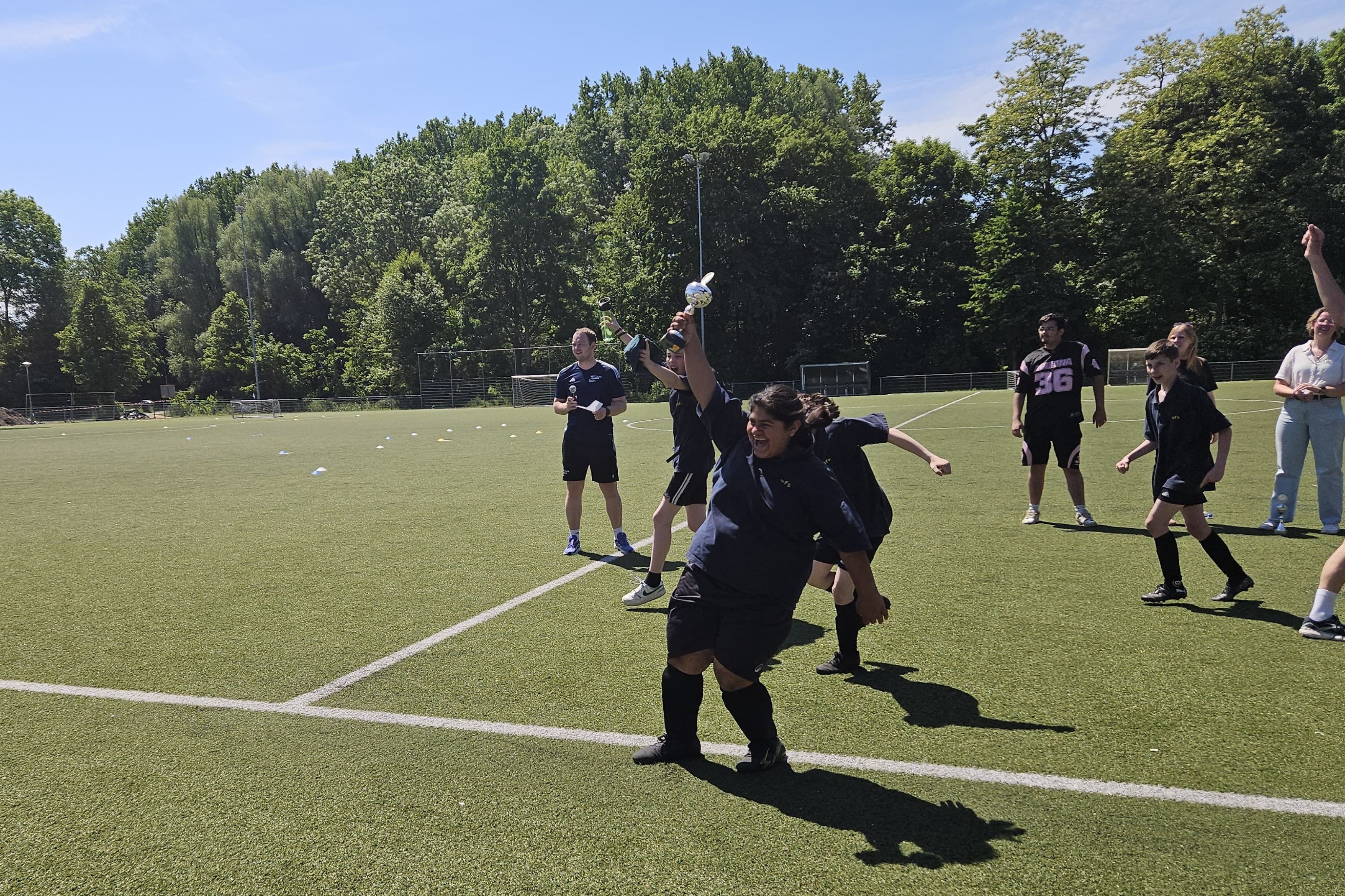 Schoolvoetbaltoernooi: zon, sportiviteit en plezier!